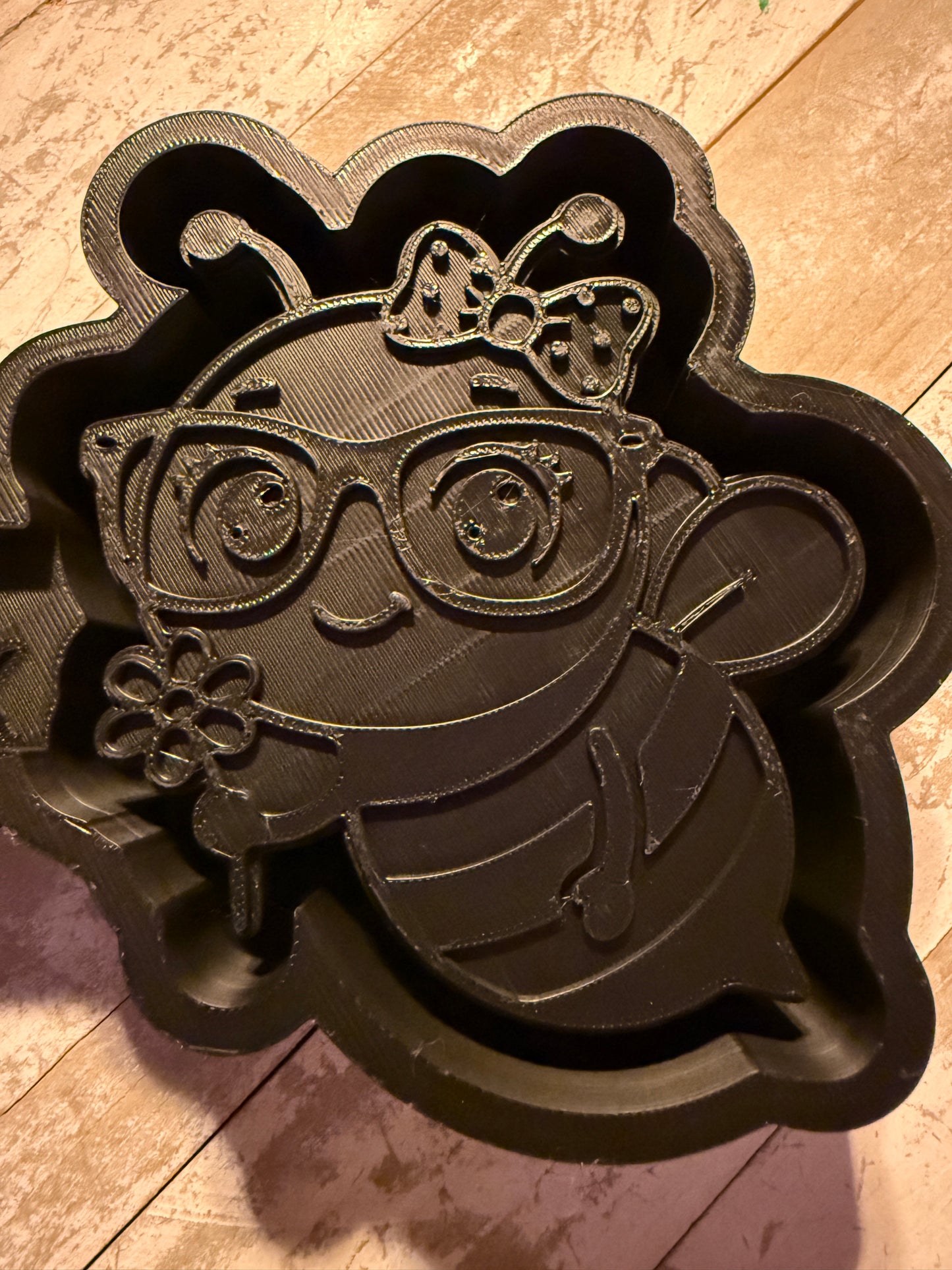 Queen bee mold