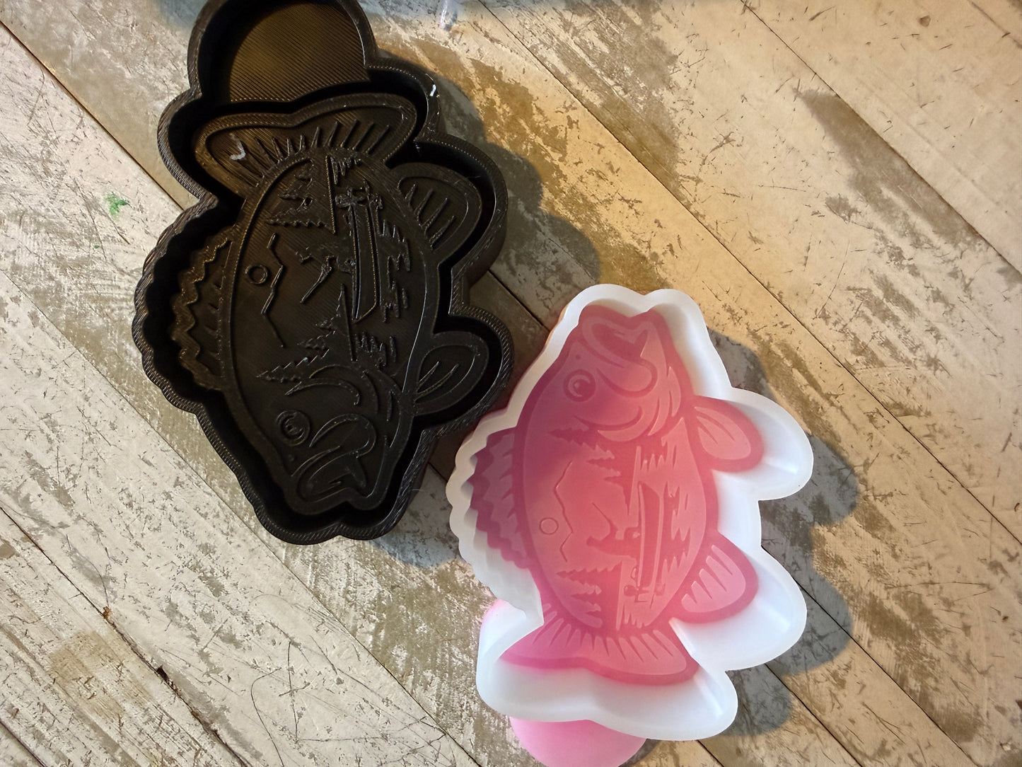 Fishing design in a fish mold