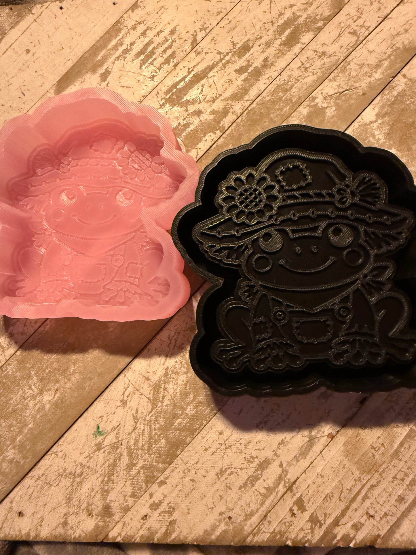 Scarecrow frog mold