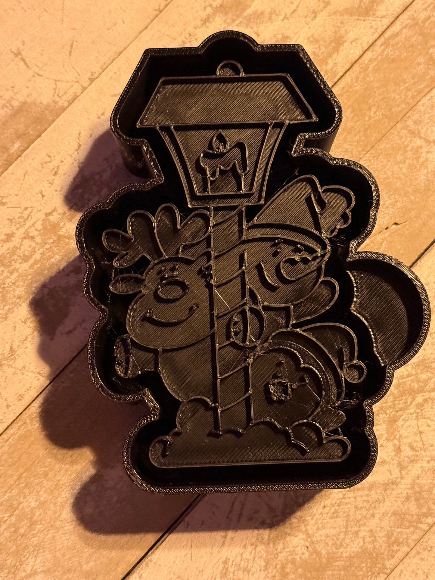 Christmas lamppost with friends mold