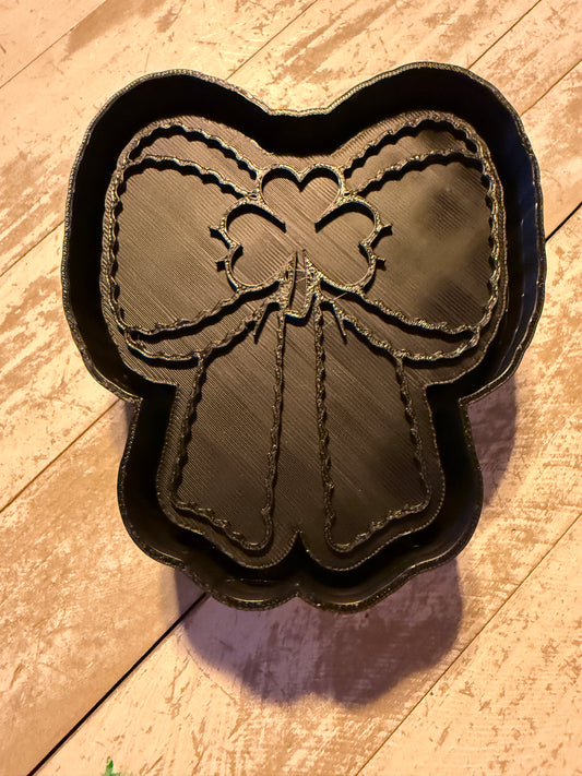 Fluffy bow with clover mold