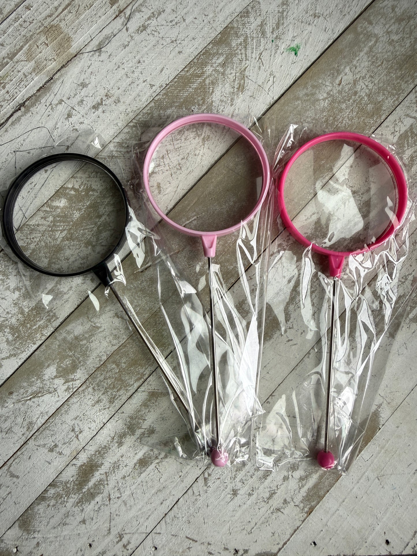 Beadable magnifying glass