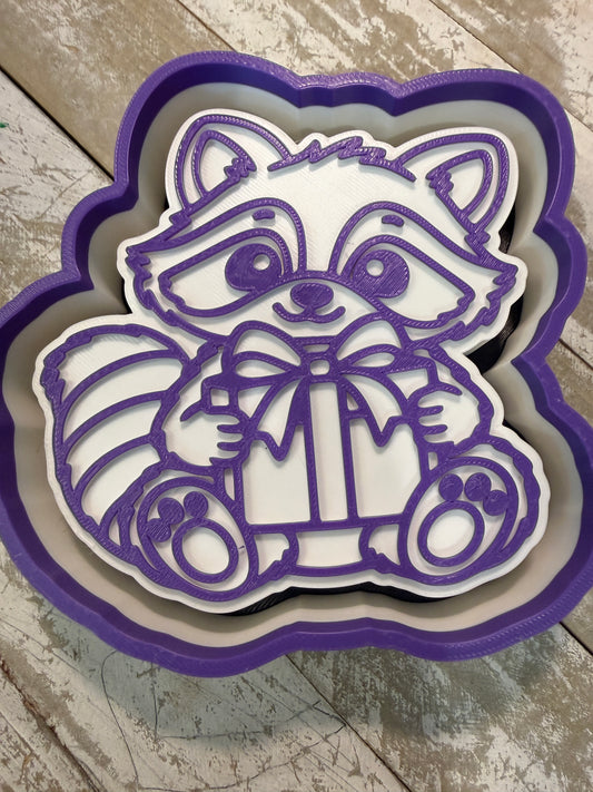 Raccoon with gift mold