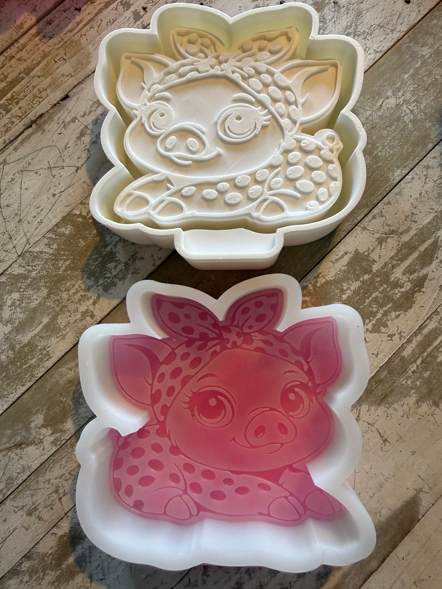 Sitting polka dot pig mold
