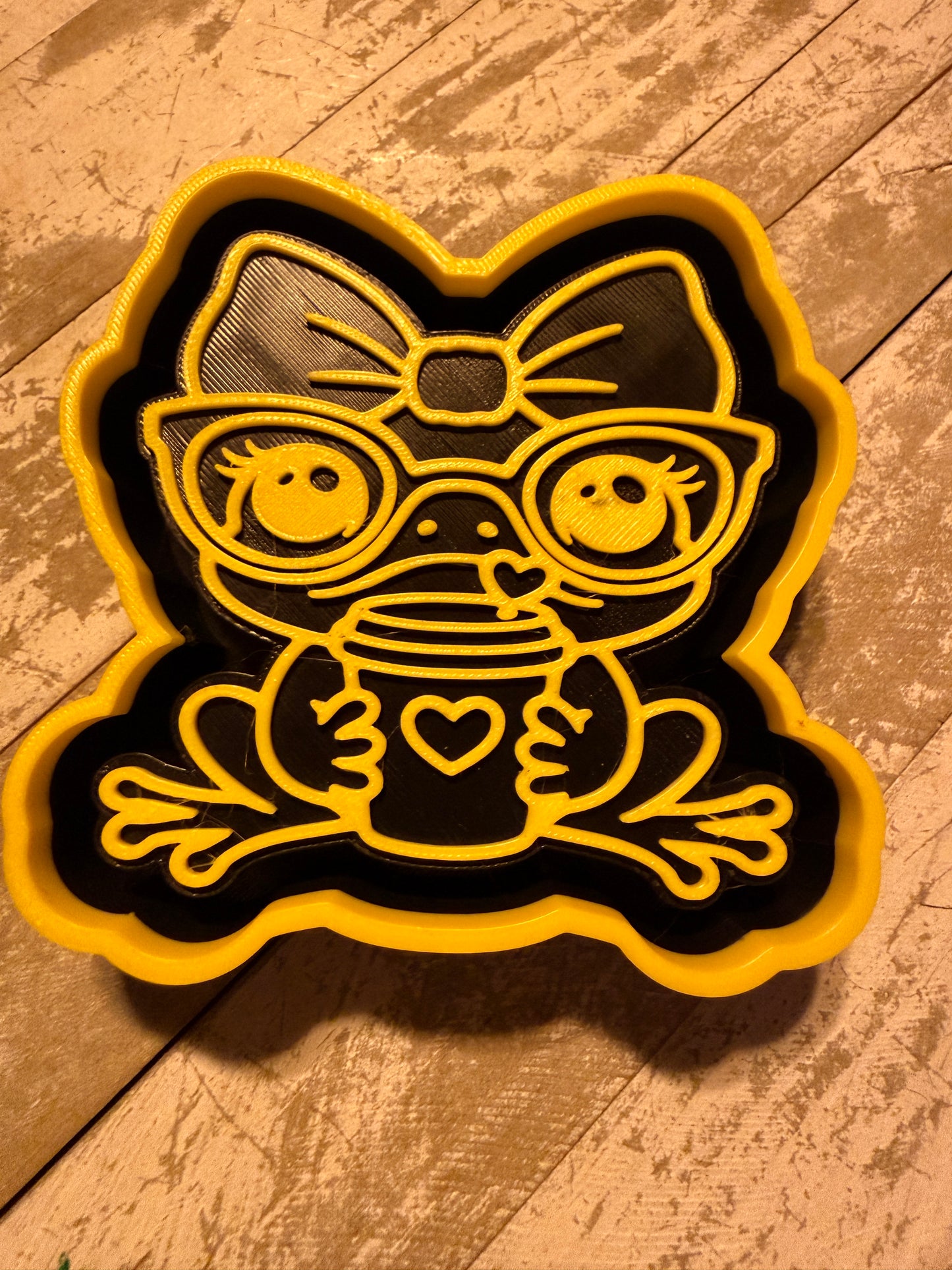 Frog with bow and drink mold