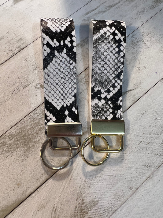 Black/white snake skin key chain